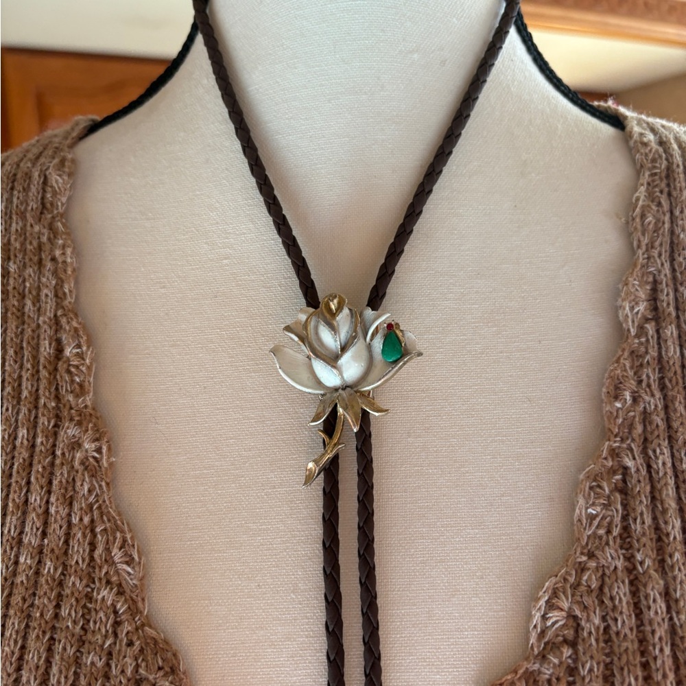 Vintage White Rose Bolo Tie with Green Jewel Accent - Picture 2 of 4